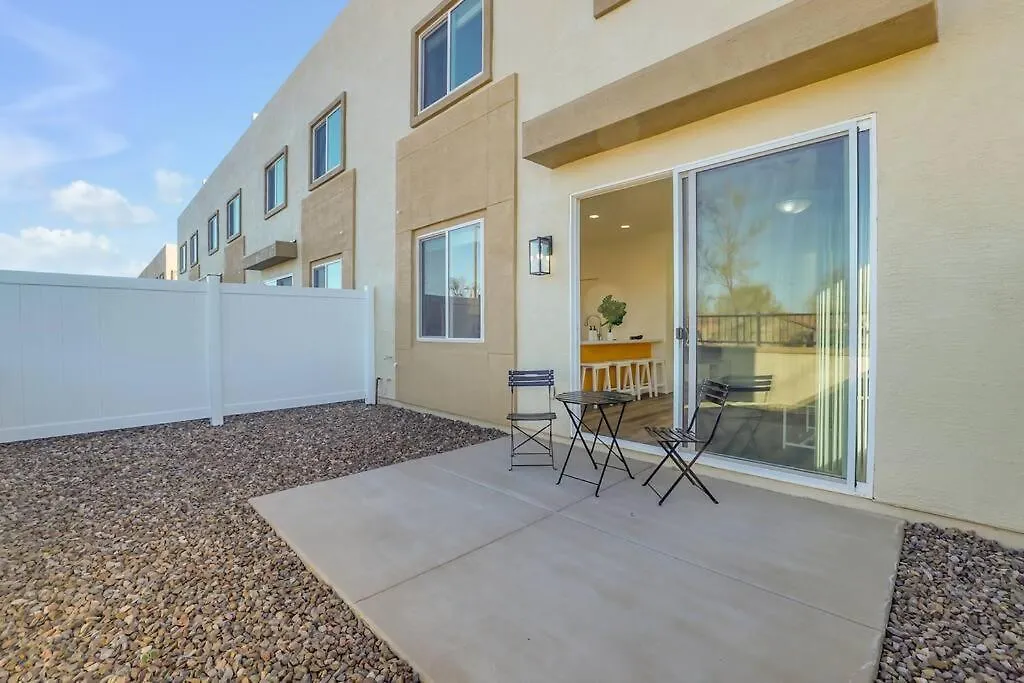 Bright & Spacious Home Sleeps 10 Phoenix