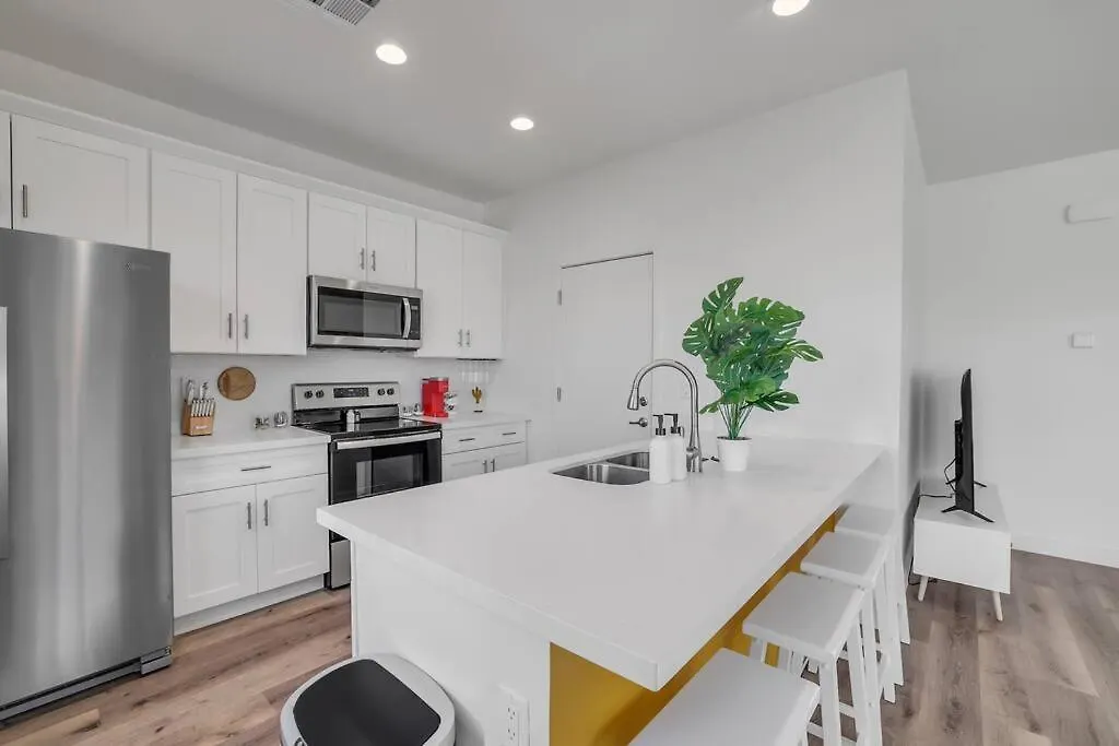 Bright & Spacious Home Sleeps 10 Phoenix Apartment