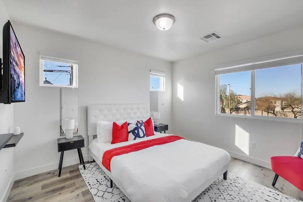 Bright & Spacious Home Sleeps 10 Phoenix Apartment