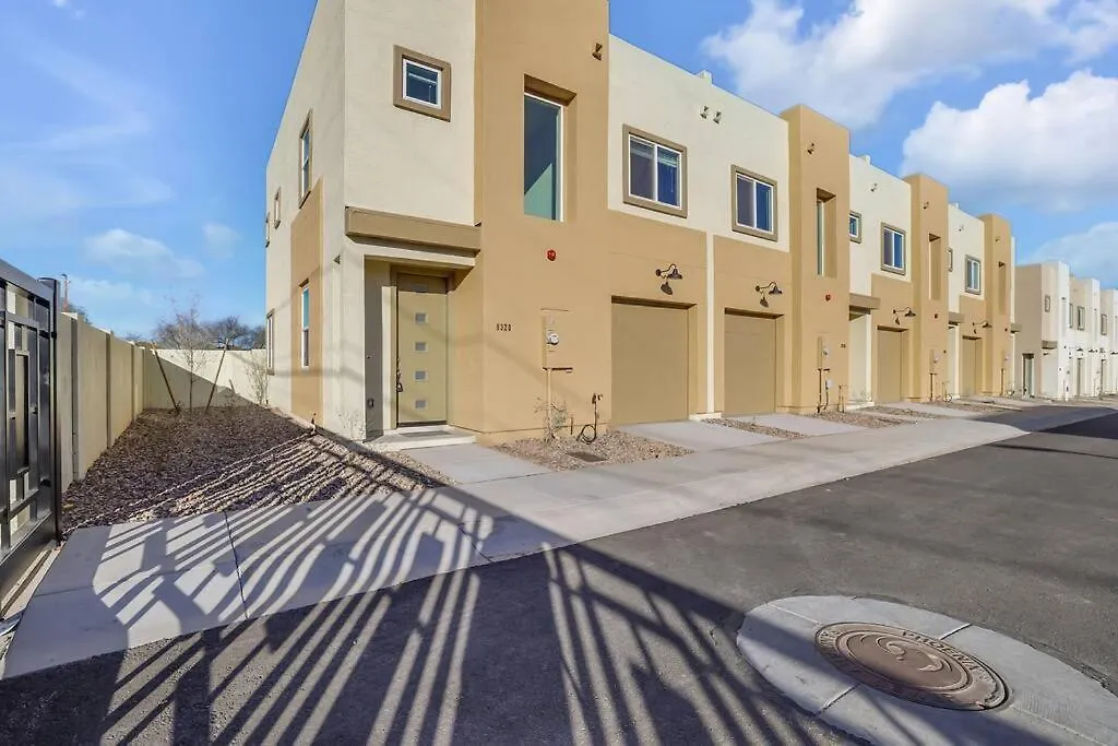 Bright & Spacious Home Sleeps 10 Phoenix 0*,  United States